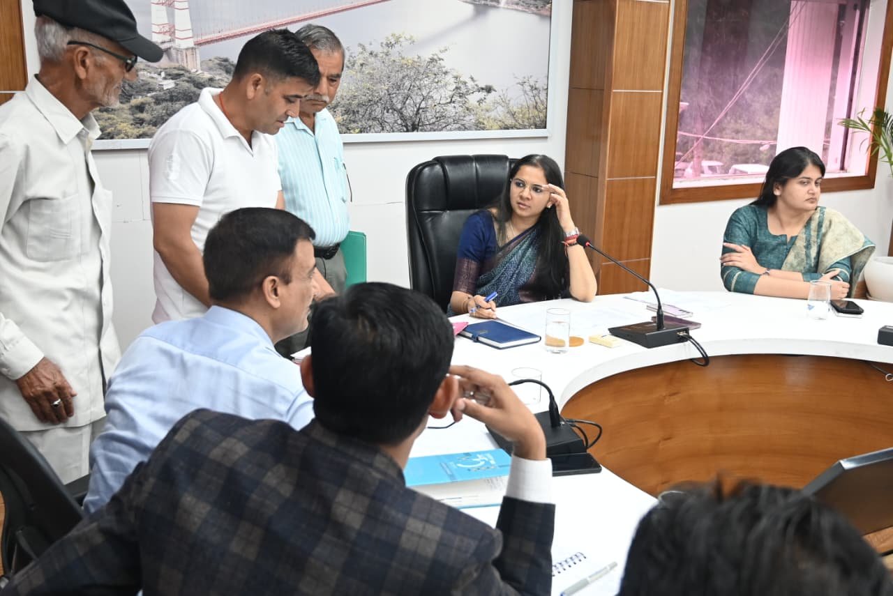 डीएम नितिका खंडेलवाल ने जनता मिलन कार्यक्रम में सुनी लोगों की समस्याएं