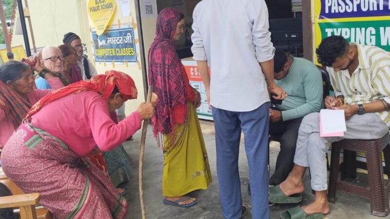 पौड़ीखाल में हंस फाउंडेशन का स्वास्थ्य शिविर, 145 मरीजों की जांच, 16 रेफर