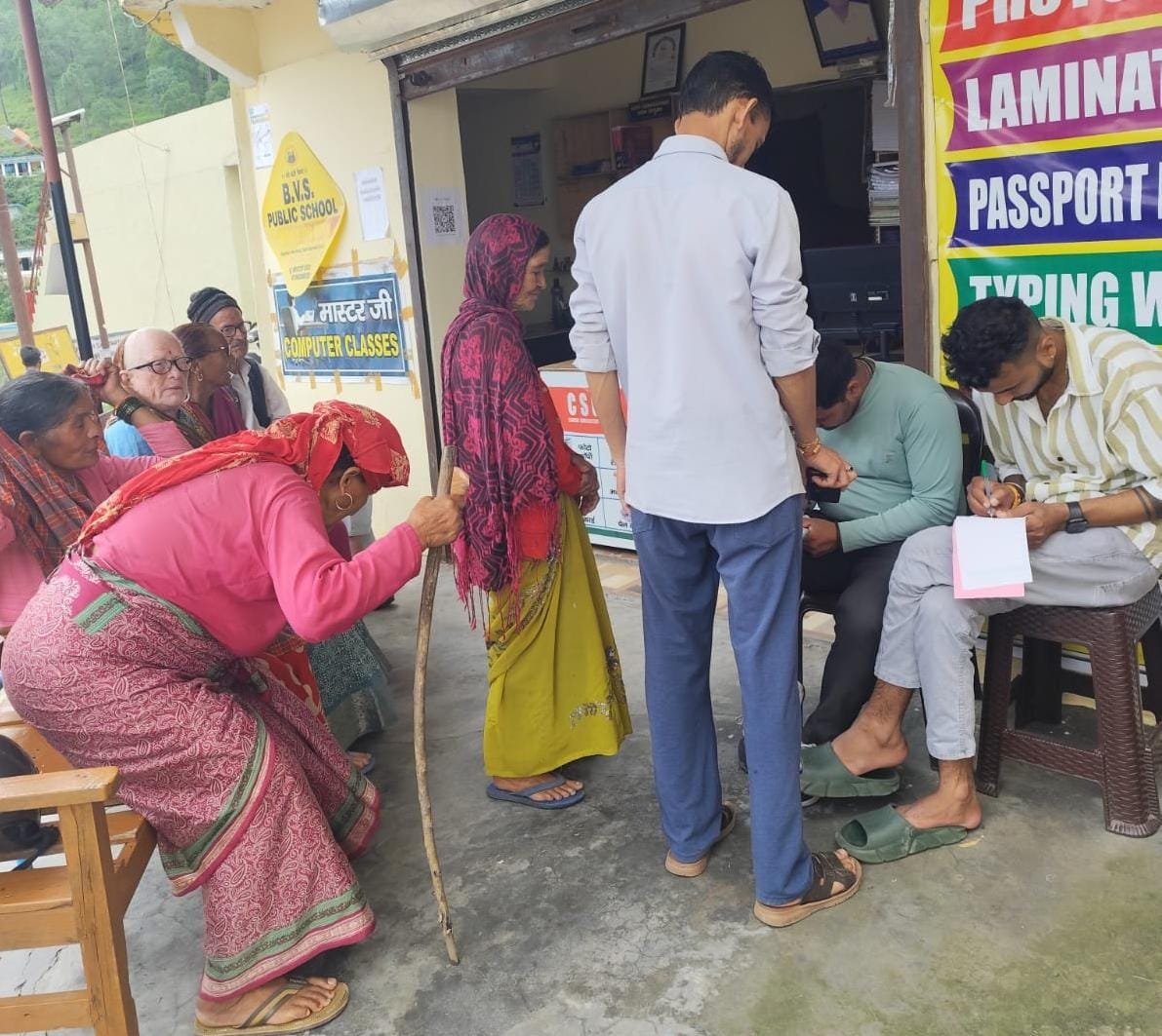 पौड़ीखाल में हंस फाउंडेशन का स्वास्थ्य शिविर, 145 मरीजों की जांच, 16 रेफर
