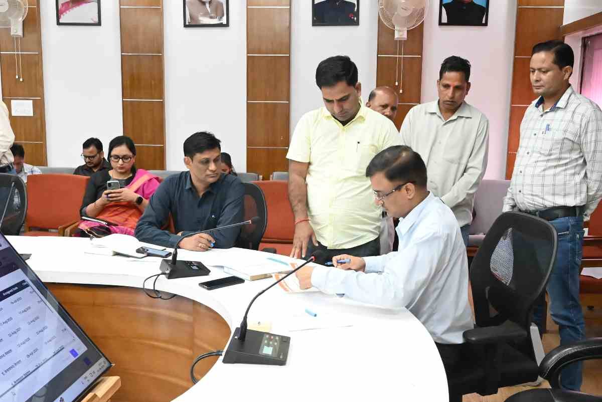 अपर जिलाधिकारी टिहरी अवधेश कुमार सिंह ने जनता मिलन कार्यक्रम में सुनी लोगों की समस्याएं