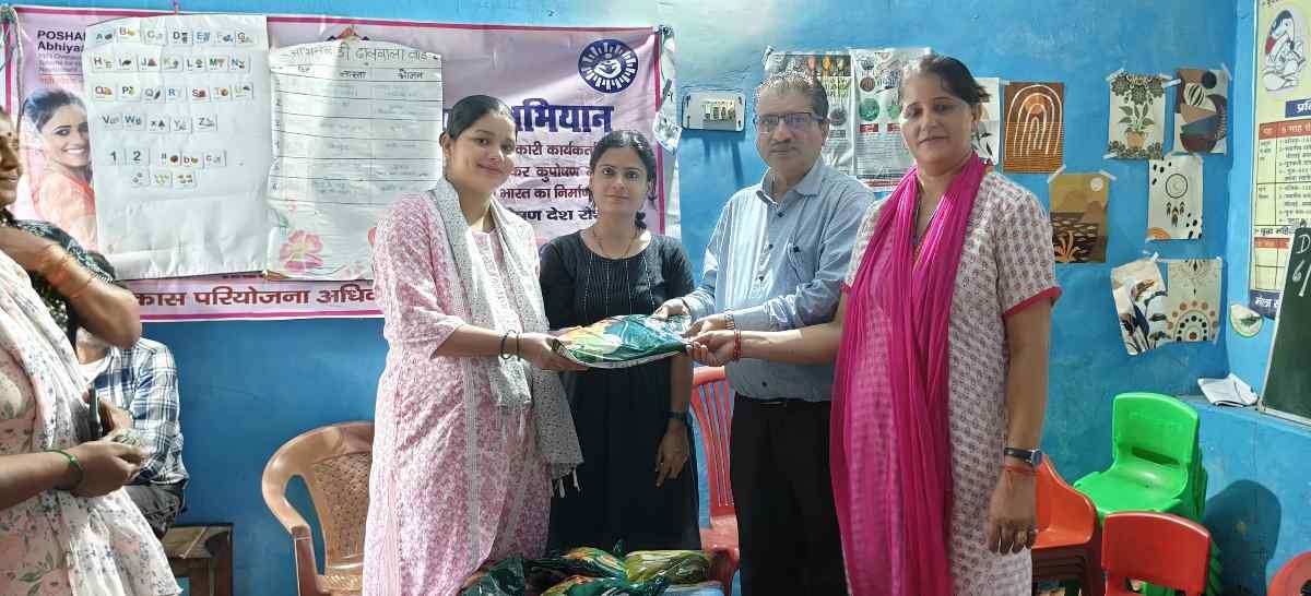 मुनि की रेती ढालवाला में महिलाओं एवं बच्चों को पोषण किट वितरित