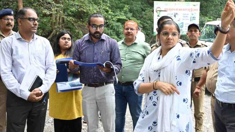 चारधाम यात्रा हेतु मुनिकीरेती व तपोवन क्षेत्र में प्रस्तावित पार्किंग स्थलों का डीएम व एसएसपी ने किया निरीक्षण