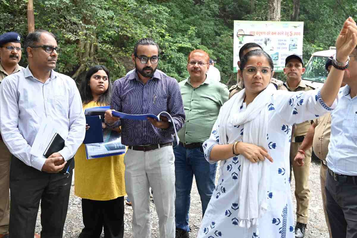 चारधाम यात्रा हेतु मुनिकीरेती व तपोवन क्षेत्र में प्रस्तावित पार्किंग स्थलों का डीएम व एसएसपी ने किया निरीक्षण