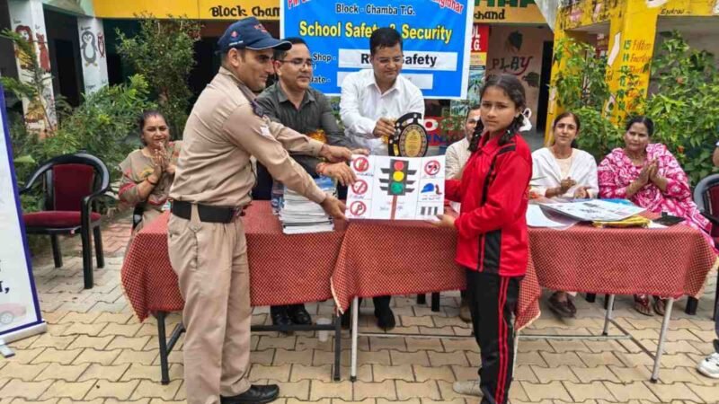 सड़क सुरक्षा जागरूकता कार्यक्रम आयोजित, 16 वाहन चालकों के चालान