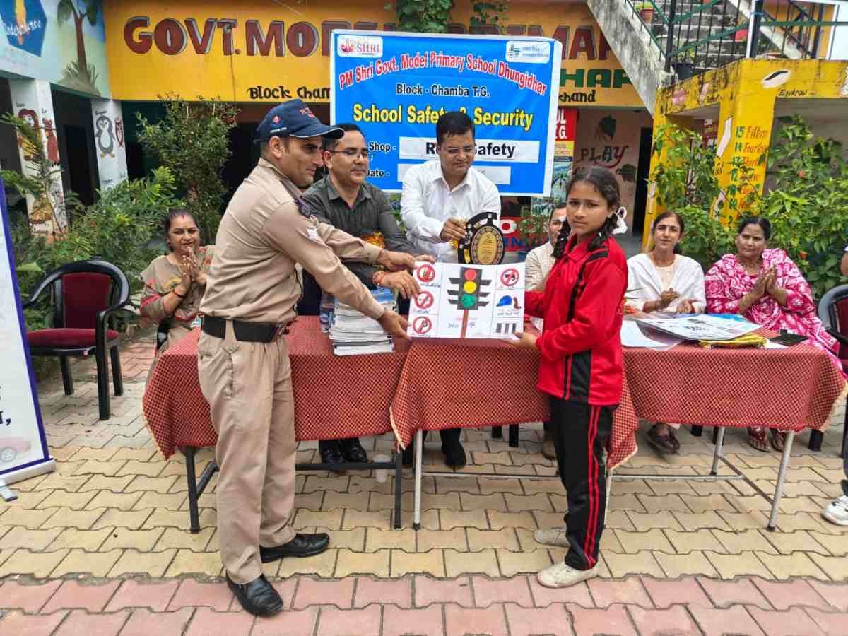 सड़क सुरक्षा जागरूकता कार्यक्रम आयोजित, 16 वाहन चालकों के चालान