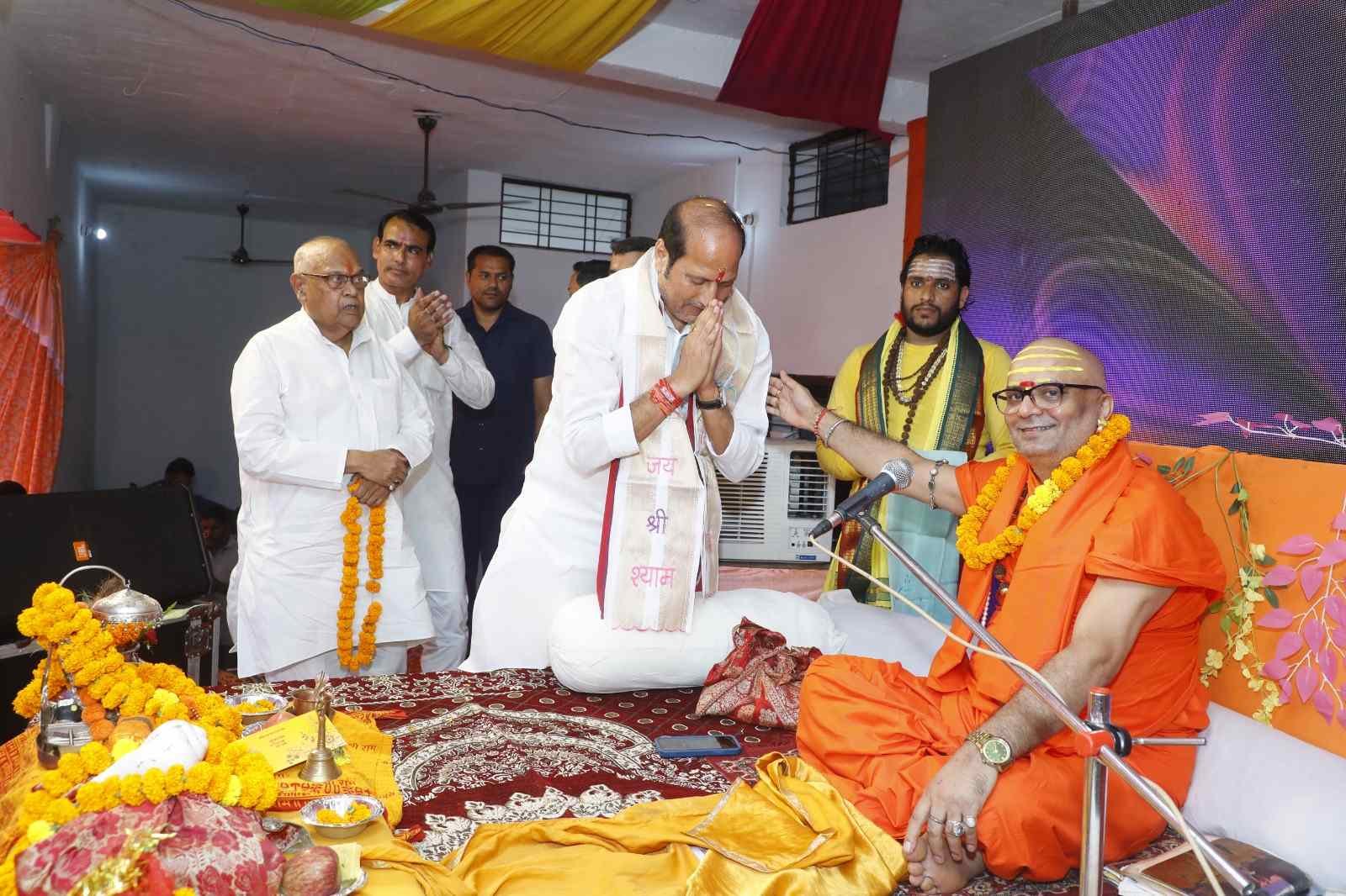 अपनी आवश्यकताओं को सीमित करें- नृसिंह पीठाधीश्वर स्वामी रसिक महाराज