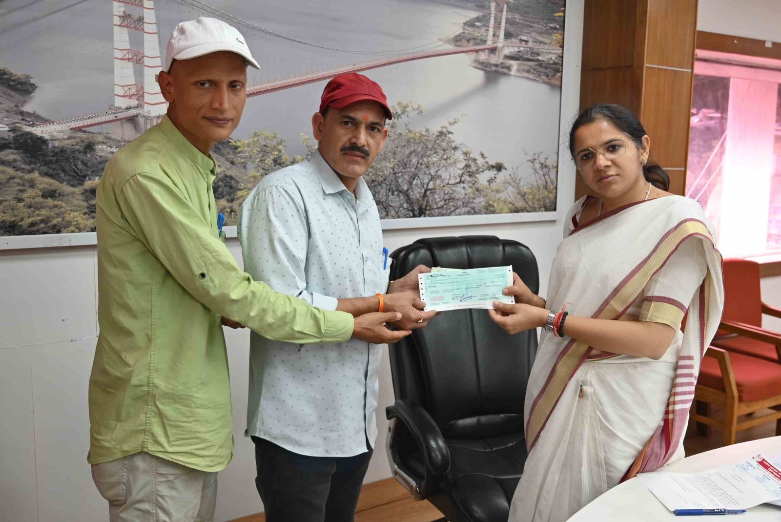 व्यापार मंडल नई टिहरी ने आपदा पीड़ितों के लिए बढ़ाया मदद का हाथ