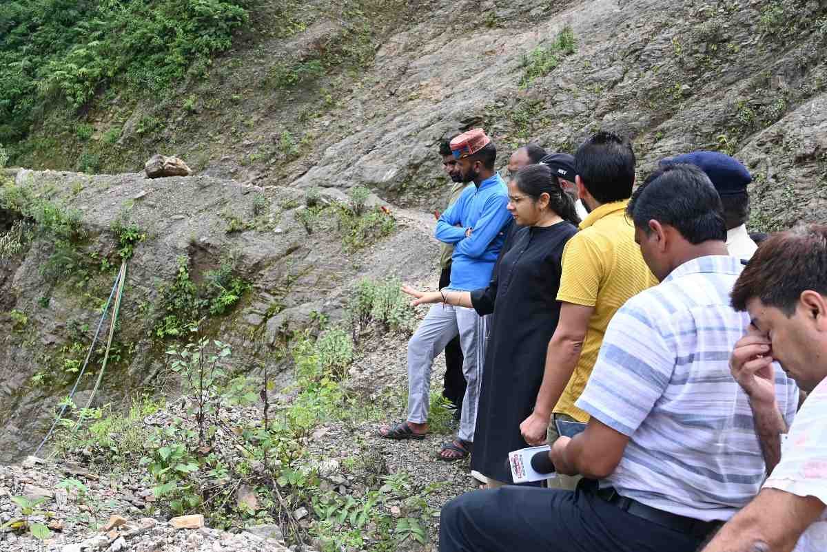 आपदा पर अलर्ट मोड में प्रशासन, डीएम ने ग्रामीणों से की वार्ता