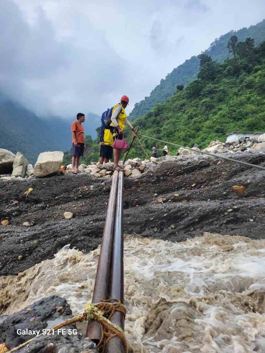 कार्लीगाड़ में बादल फटने से तबाही, SDRF ने अस्थायी पुल बनाकर 70 लोगों को बचाया