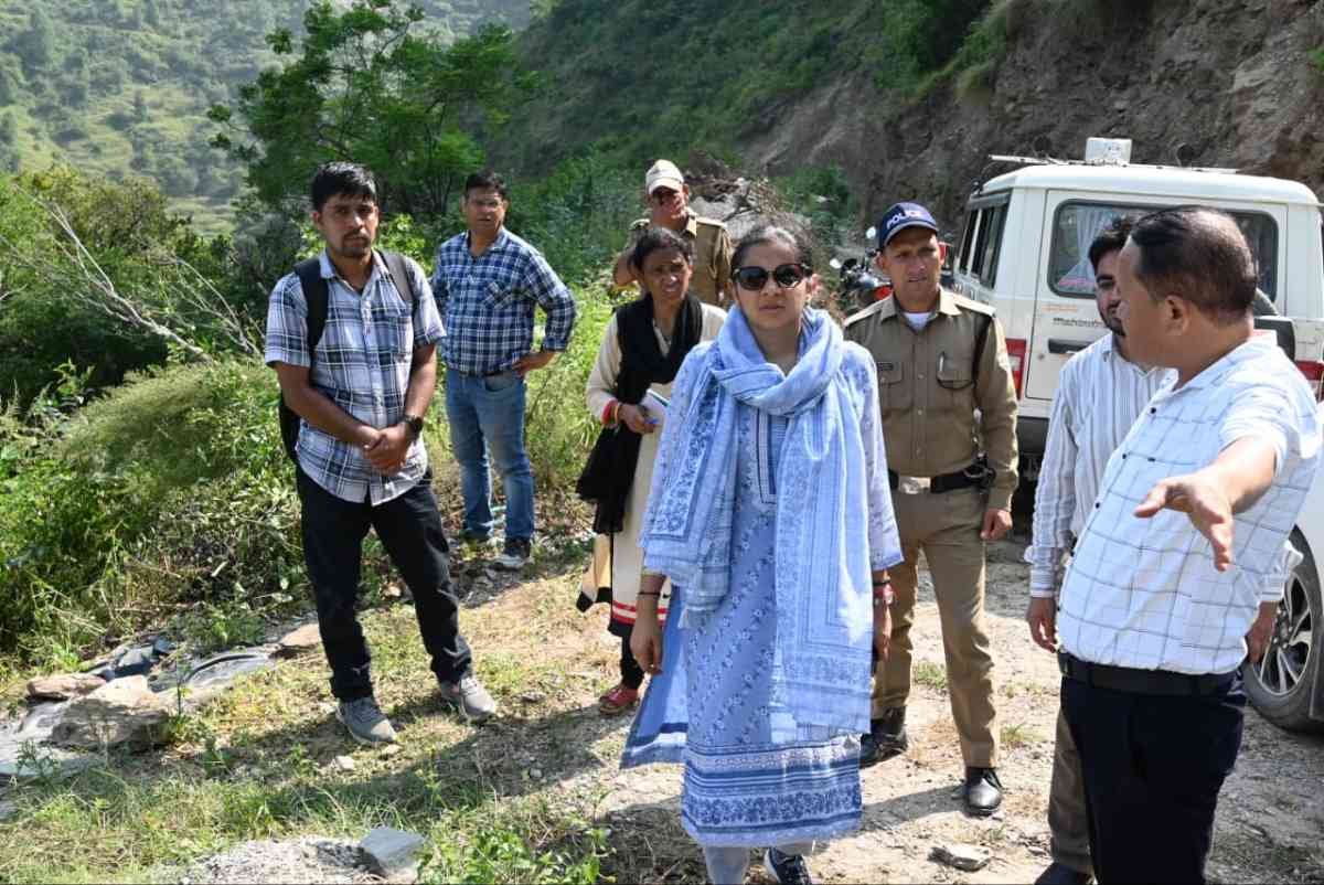 डीएम टिहरी ने पनेथ गांव के विस्थापन कार्यों का लिया जायज़ा