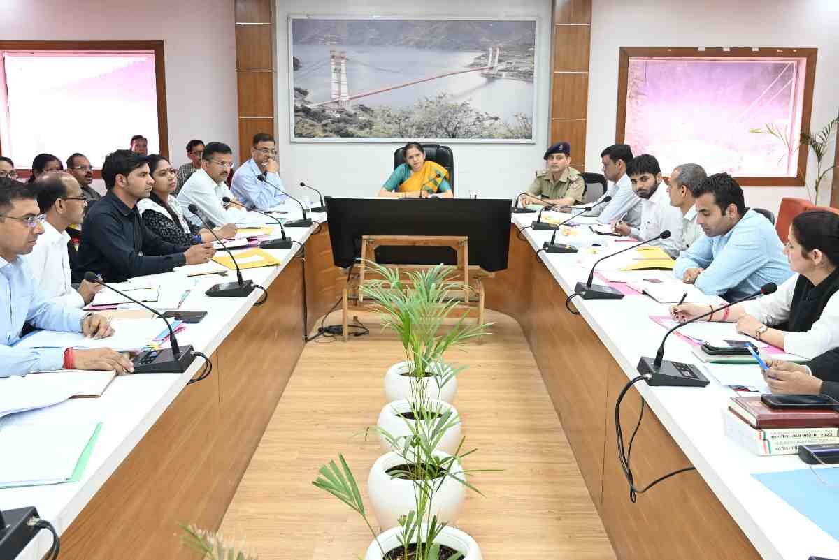 जिलाधिकारी की अध्यक्षता में राजस्व एवं फौजदारी वादों की समीक्षा बैठक