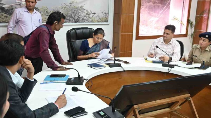 डीएम टिहरी ने जनता दरबार में सुनीं 60शिकायतें, दिए निस्तारण के निर्देश