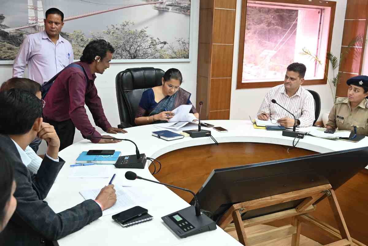 डीएम टिहरी ने जनता दरबार में सुनीं 60शिकायतें, दिए निस्तारण के निर्देश