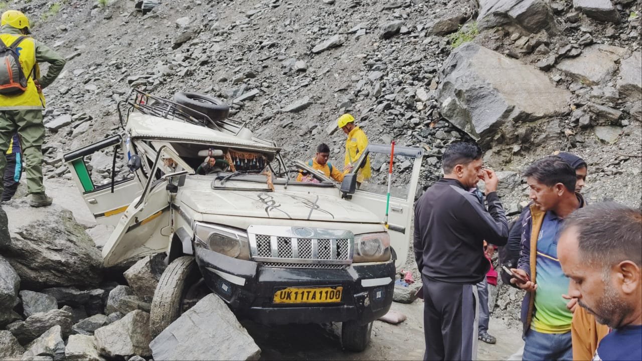 रुद्रप्रयाग में दर्दनाक हादसा: मुनकटिया लैंडस्लाइड जोन में बोलेरो वाहन पर गिरा भारी पत्थर, 2 की मौत, 3 घायल