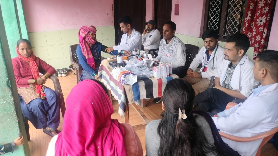 आपदा प्रभावित गेंवाली में स्वास्थ्य विभाग की टीम ने किया स्वास्थ्य परीक्षण व टीकाकरण