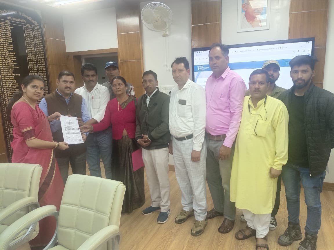 टिहरी में आपदा प्रभावित 45 परिवार विस्थापन की मांग पर अड़े, सौंपा ज्ञापन