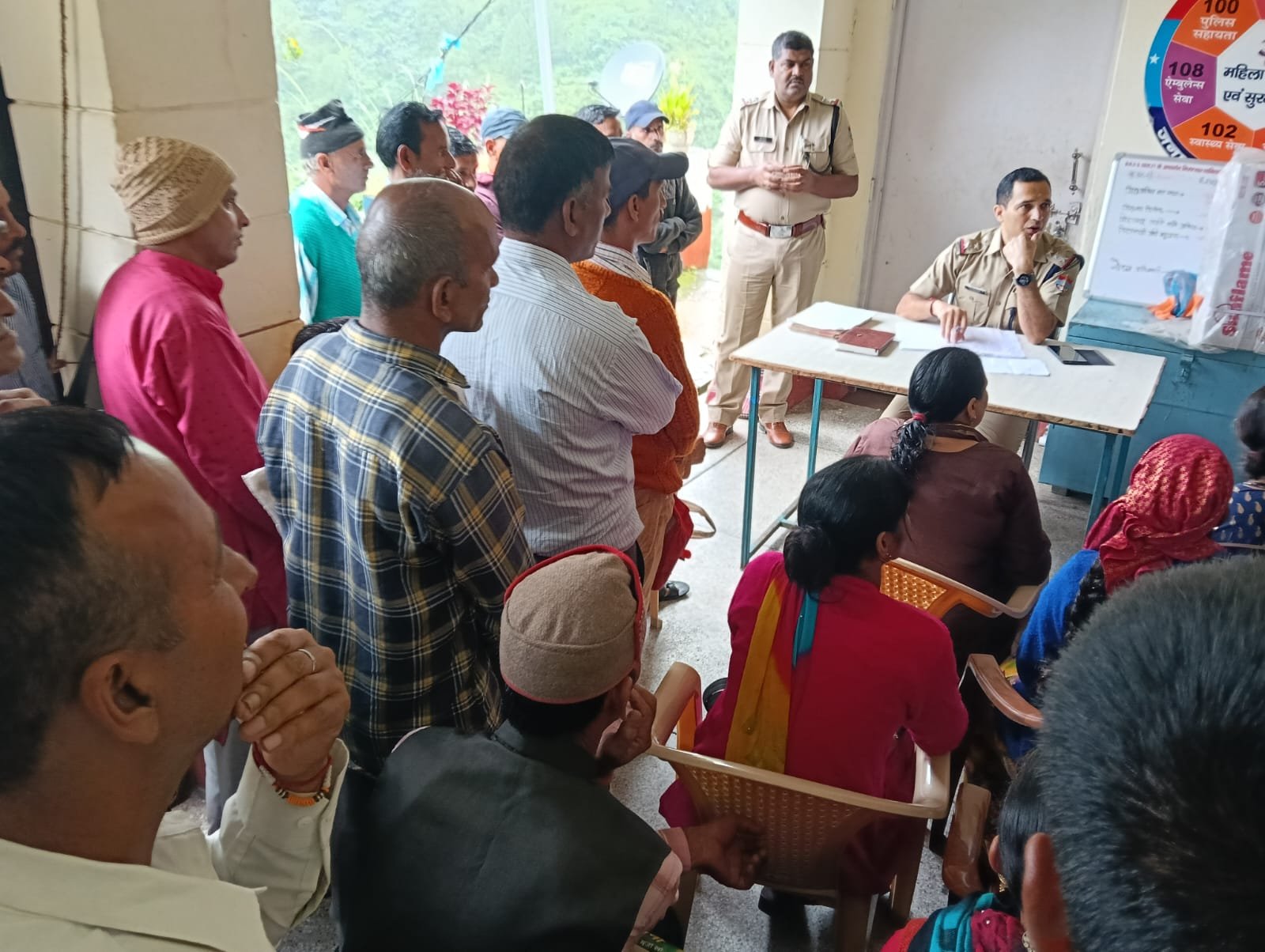पुलिस ने ग्राम प्रहरियों संग बैठक की, सीनियर सिटीजन का जाना हालचाल