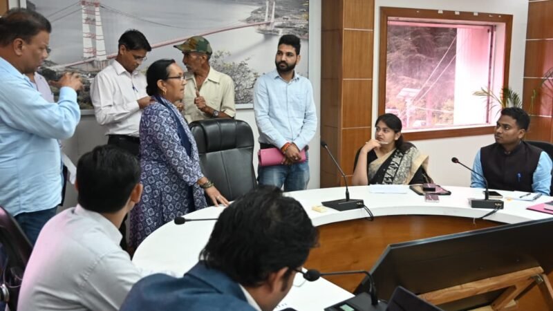 मुख्य विकास अधिकारी ने जनता मिलन कार्यक्रम में सुनी समस्याएं, दिए समाधान के निर्देश