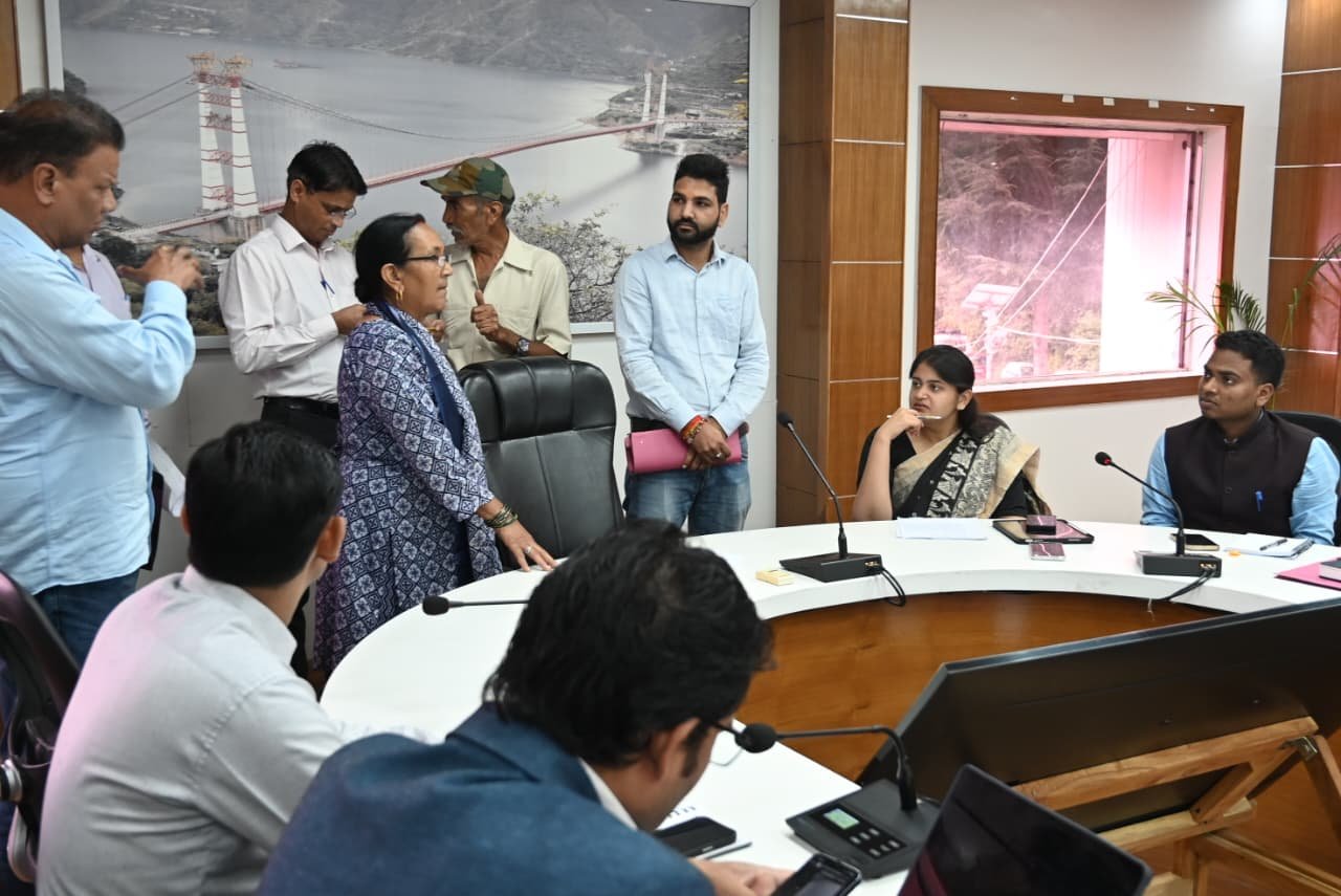 मुख्य विकास अधिकारी ने जनता मिलन कार्यक्रम में सुनी समस्याएं, दिए समाधान के निर्देश