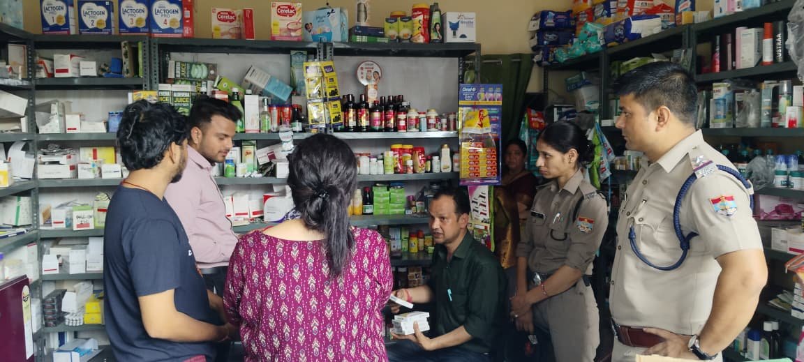 तपोवन, मुनि की रेती व कैलाश गेट में दवा दुकानों का औचक निरीक्षण