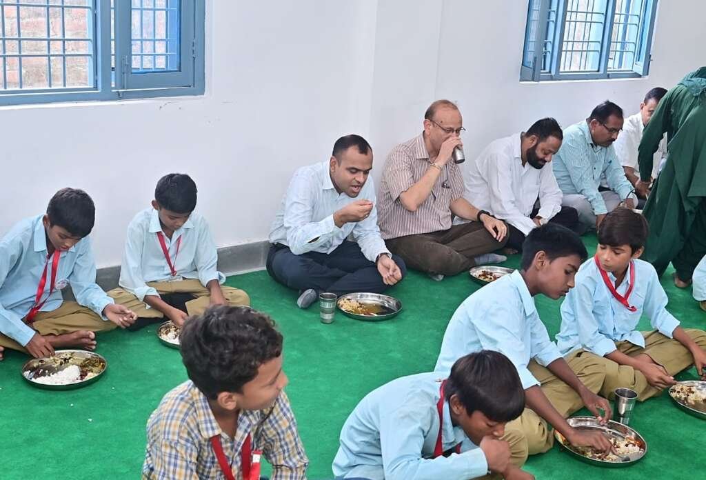 डीएम मयूर दीक्षित ने किया जीआईसी सलेमपुर महदूद का औचक निरीक्षण: बच्चों संग किया भोजन