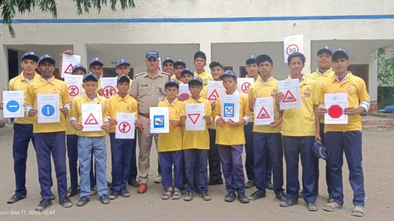 राजकीय इंटर कॉलेज तपोवन में ट्रैफिक पुलिस का जागरूकता अभियान