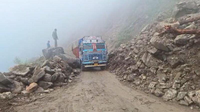 ऋषिकेश-चंबा मार्ग पुनः यातायात हेतु खुला, नालूपानी में मार्ग अवरुद्ध