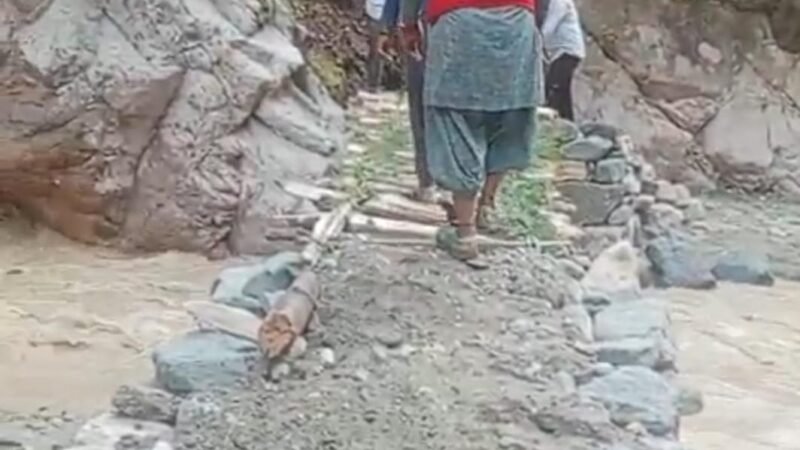 जिलाधिकारी के निरीक्षण का असर : 48 घंटे में अस्थायी पुल तैयार