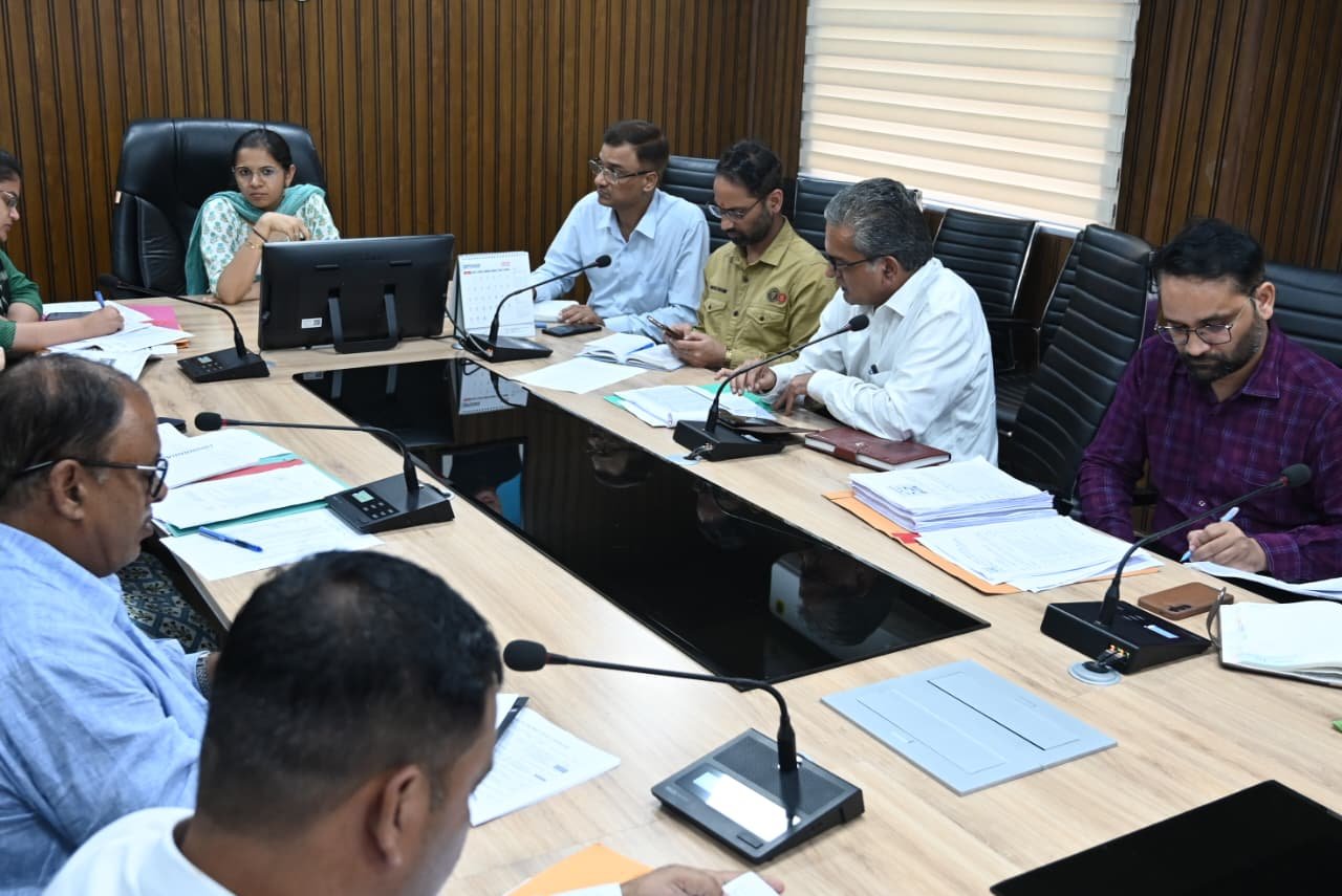 प्राकृतिक आपदा से क्षतिग्रस्त विद्यालयों की मरम्मत होगी प्राथमिकता : जिलाधिकारी टिहरी