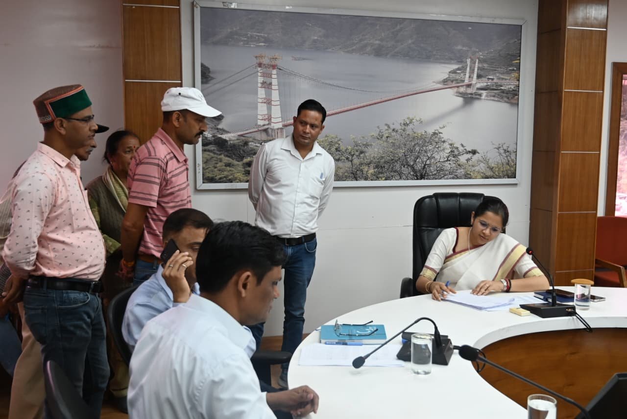 डीएम ने जनता मिलन में सुनी 65 समस्याएं, शीघ्र निस्तारण के निर्देश