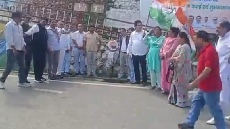 बदहाल स्वास्थ्य सेवाओं के खिलाफ कांग्रेस का हल्ला बोल, फूंका पुतला