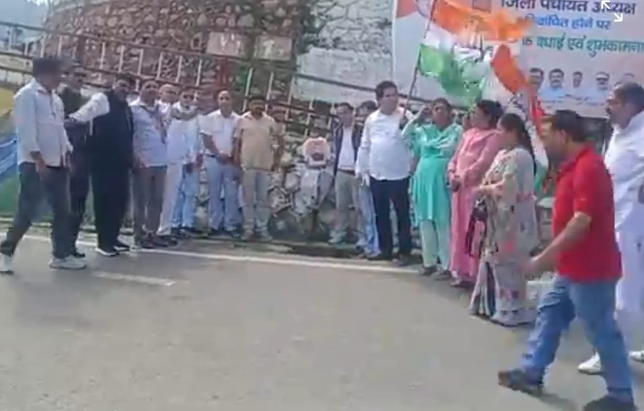 बदहाल स्वास्थ्य सेवाओं के खिलाफ कांग्रेस का हल्ला बोल, फूंका पुतला