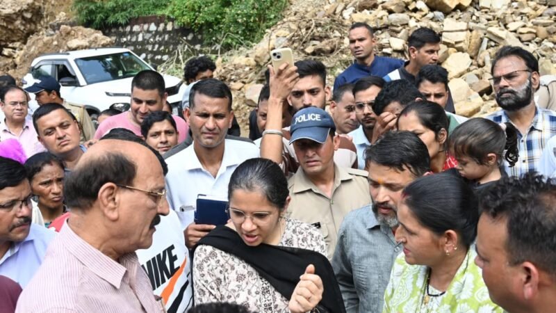 कैबिनेट मंत्री सुबोध उनियाल व डीएम टिहरी ने आपदा प्रभावित क्षेत्रों का किया दौरा
