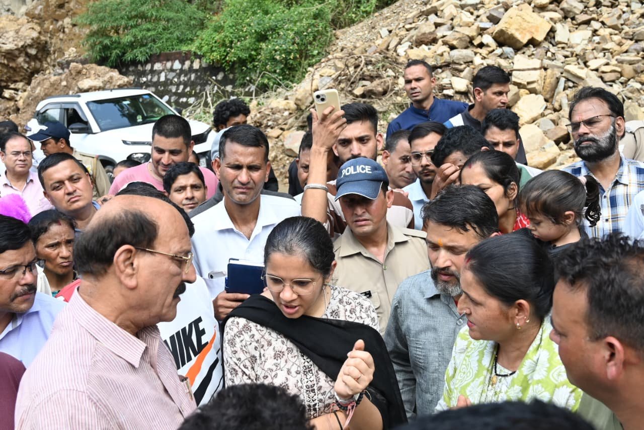 कैबिनेट मंत्री सुबोध उनियाल व डीएम टिहरी ने आपदा प्रभावित क्षेत्रों का किया दौरा