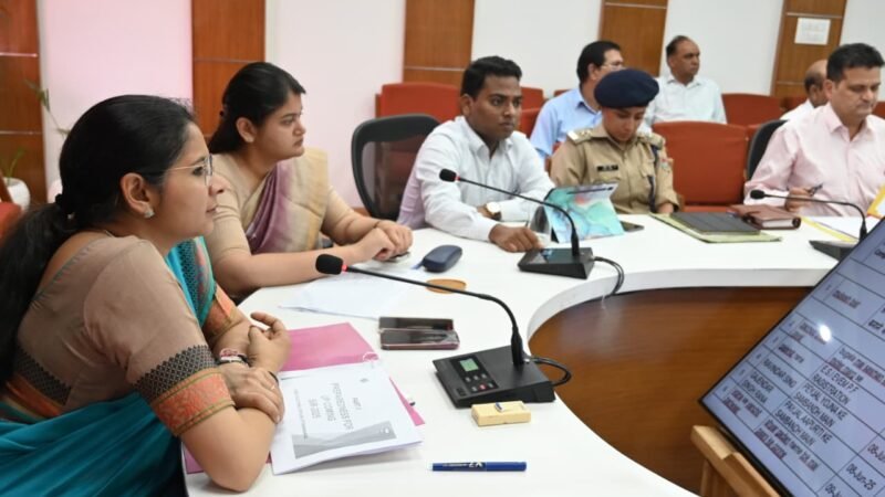 डीएम ने जनता दरबार में सुनी 44 शिकायतें, अधिकारियों को दिए त्वरित निस्तारण के निर्देश