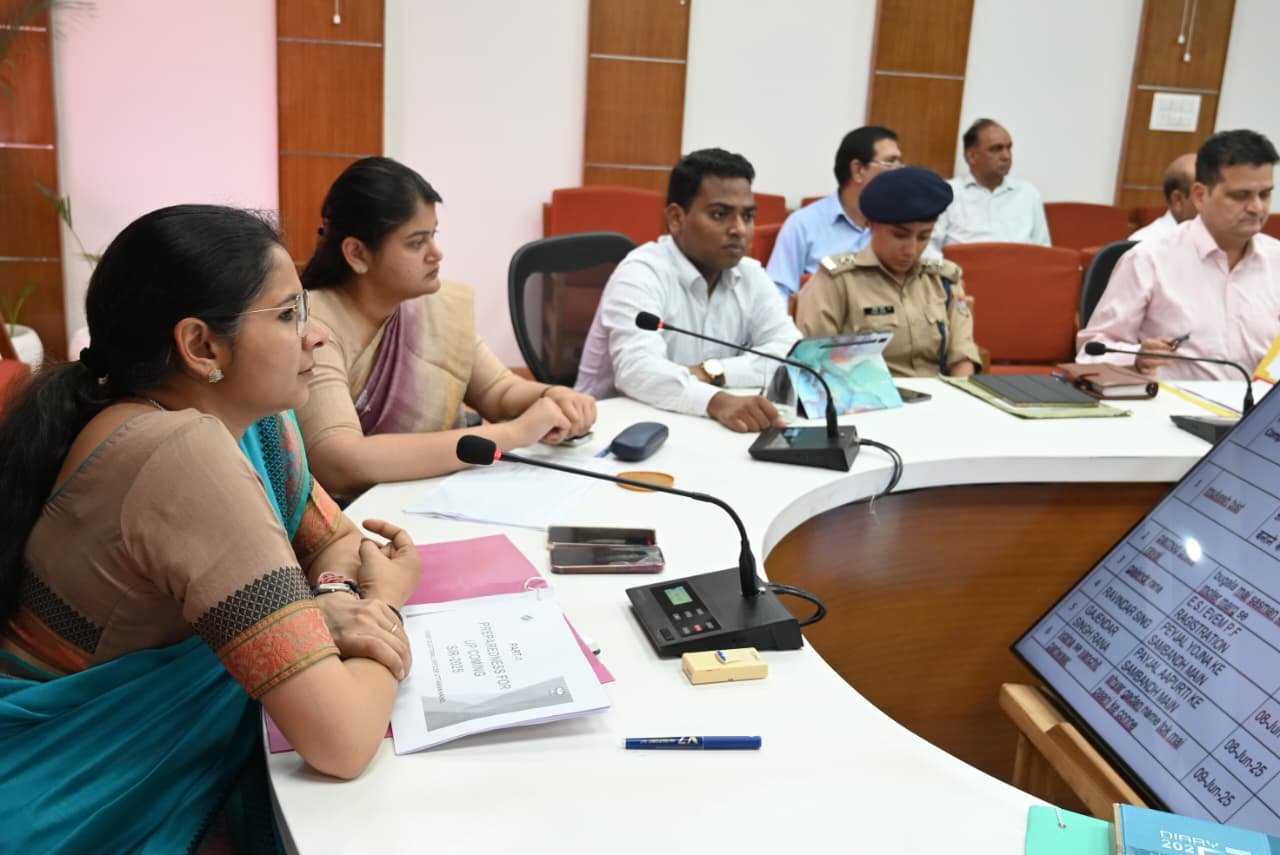 डीएम ने जनता दरबार में सुनी 44 शिकायतें, अधिकारियों को दिए त्वरित निस्तारण के निर्देश