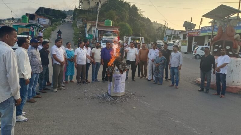 यूके ट्रिपल एससी पेपर लीक घोटाले की उच्च स्तरीय जांच की मांग, कांग्रेस ने किया पुतला दहन