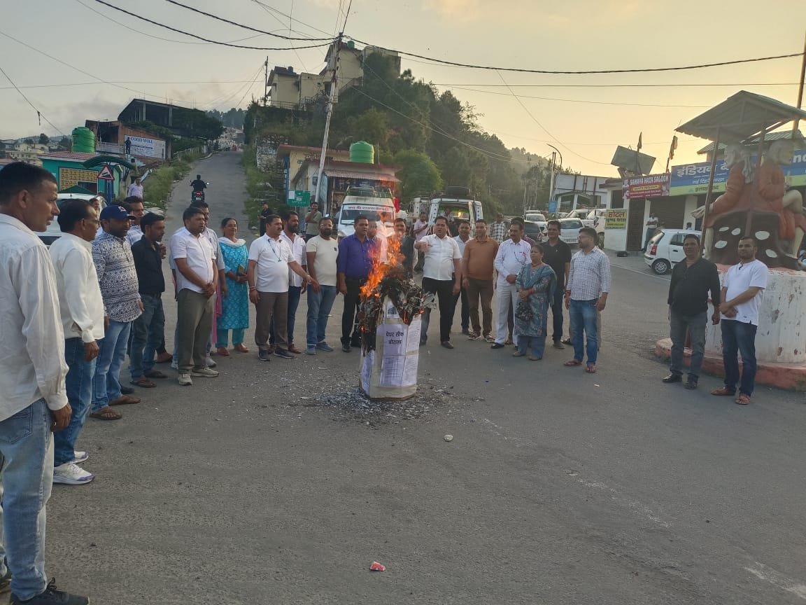 यूके ट्रिपल एससी पेपर लीक घोटाले की उच्च स्तरीय जांच की मांग, कांग्रेस ने किया पुतला दहन