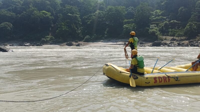 ऋषिकेश नीम बीच पर गंगा में डूबने से युवती मृत, युवक की तलाश जारी