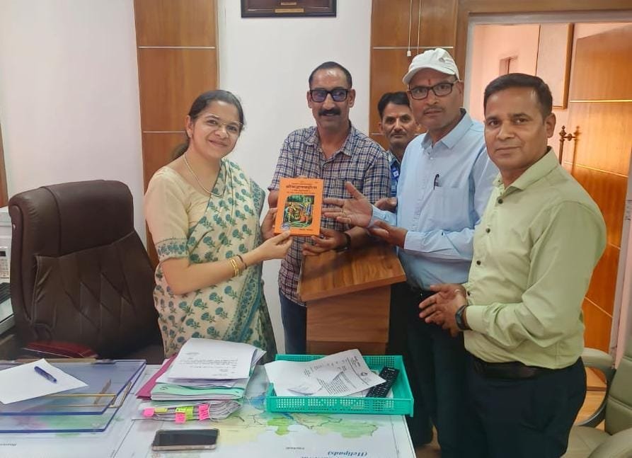 राज्य कर्मचारी संयुक्त परिषद पदाधिकारियों ने डीएम से की भेंट, गीता ग्रंथ भेंटकर सेवा संबंधी मामलों पर की वार्ता