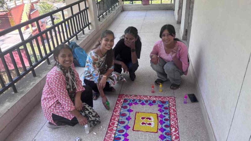 राजकीय महाविद्यालय खाड़ी में राज्य स्थापना दिवस के अवसर पर रंगोली प्रतियोगिता आयोजित