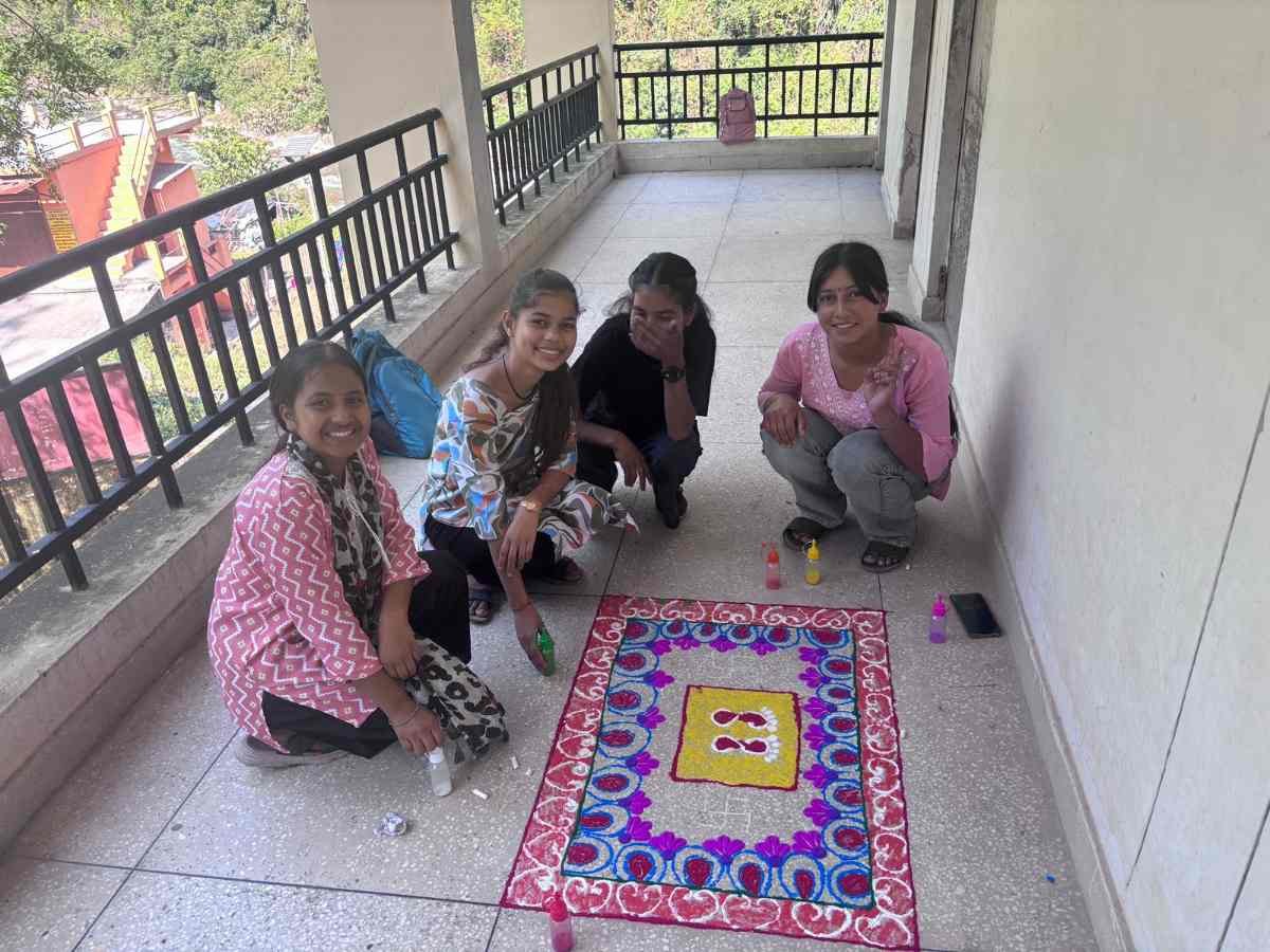राजकीय महाविद्यालय खाड़ी में राज्य स्थापना दिवस के अवसर पर रंगोली प्रतियोगिता आयोजित