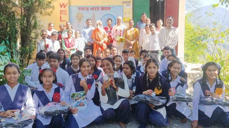 धनतेरस पर अरण्यक जन सेवा संस्था का मानवीय उपहार : राजकीय इंटर कॉलेज मरखोड़ा में विद्यार्थियों को ट्रैकसूट व अध्ययन सामग्री वितरित
