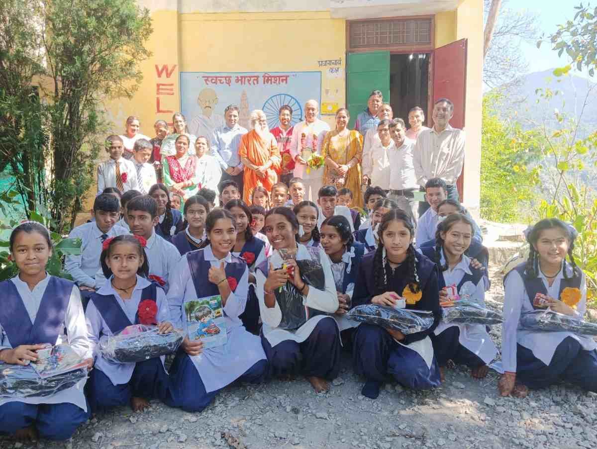 धनतेरस पर अरण्यक जन सेवा संस्था का मानवीय उपहार : राजकीय इंटर कॉलेज मरखोड़ा में विद्यार्थियों को ट्रैकसूट व अध्ययन सामग्री वितरित