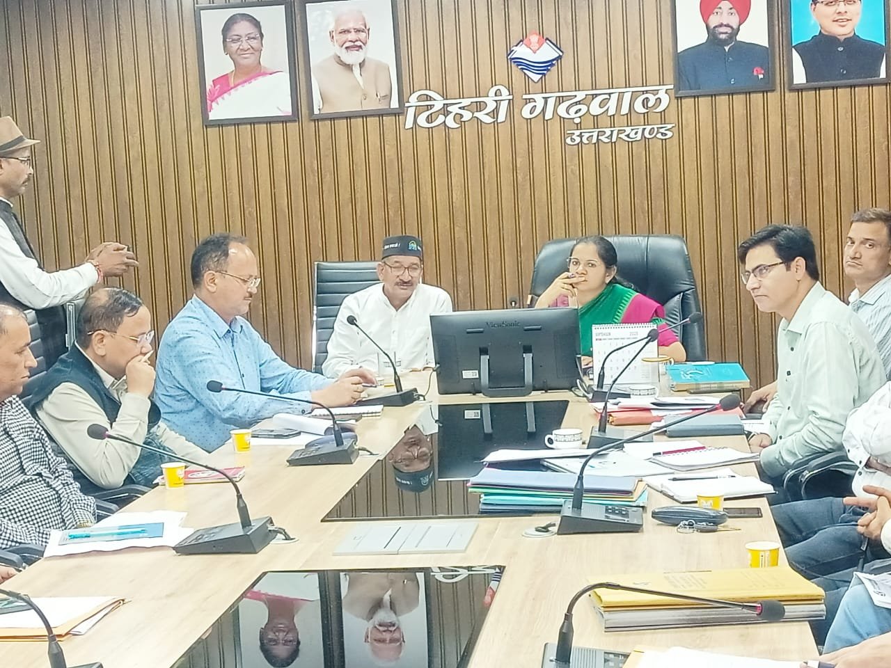टिहरी क्षेत्र की समस्याओं एवं विकास कार्यों की प्रगति की समीक्षा बैठक सम्पन्न