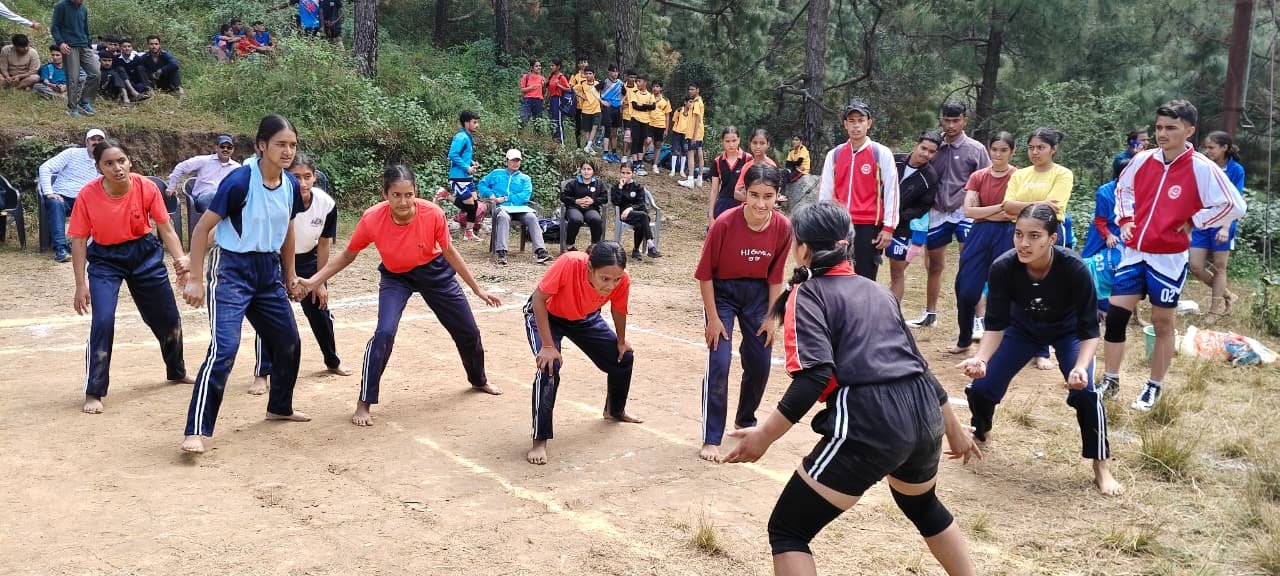 ब्लॉक स्तरीय माध्यमिक शरदकालीन क्रीड़ा प्रतियोगिता में खिलाड़ियों ने दिखाया जोश