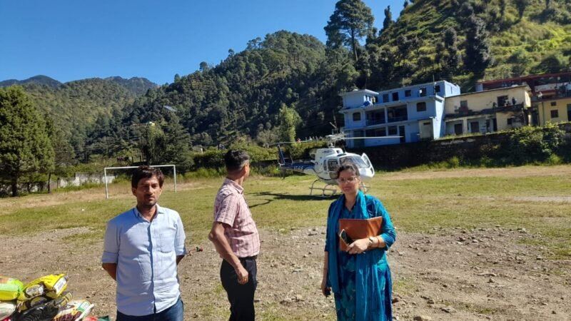 आपदा प्रभावित क्षेत्र रगड़ गांव एवं कुंड के लिए हेली सेवा से खाद्यान्न उठान कार्य