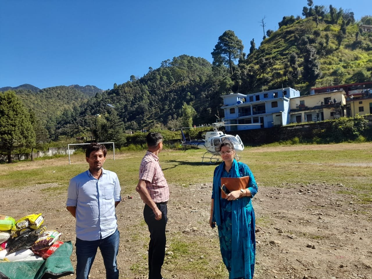 आपदा प्रभावित क्षेत्र रगड़ गांव एवं कुंड के लिए हेली सेवा से खाद्यान्न उठान कार्य