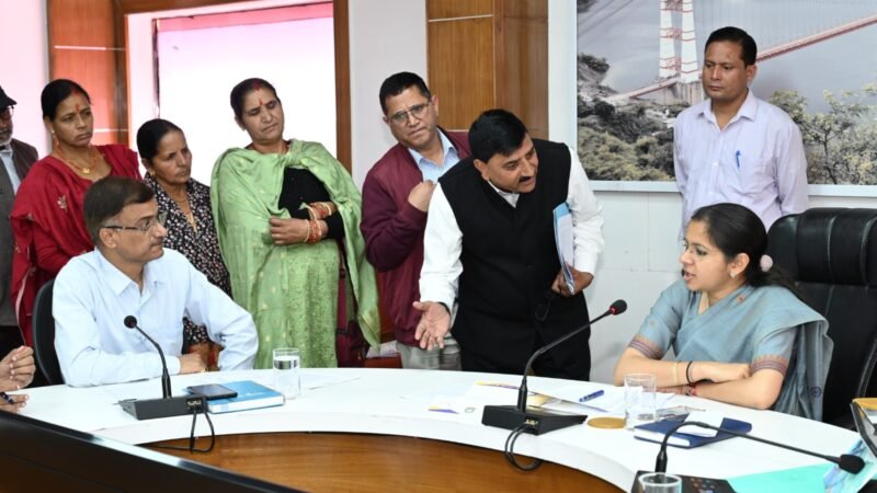डीएम टिहरी ने जनता दरबार में सुनी फरियादियों की समस्याएं