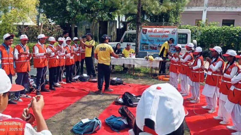 रेडक्रॉस प्रशिक्षण के तीसरे दिन SDRF टीम ने विद्यार्थियों को सिखाए जीवन रक्षक उपाय